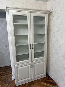 Шкафы классические со стеклом и ящиками